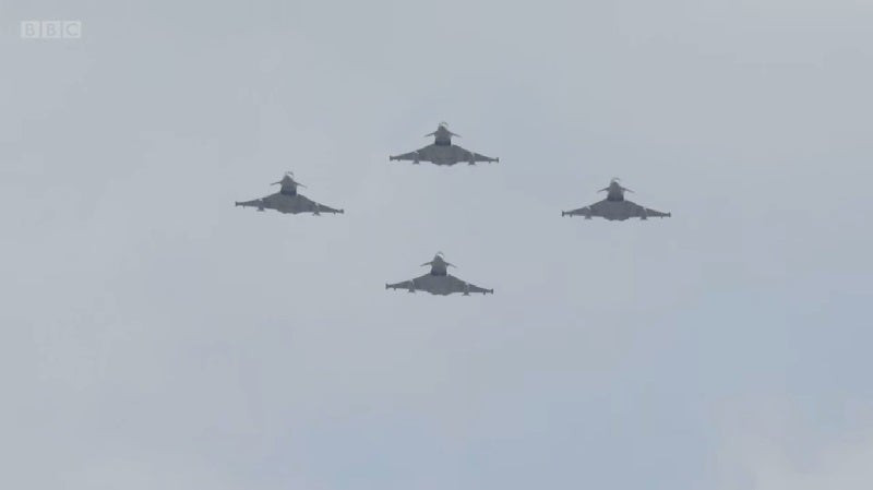 Βρετανία: Η αεροπορική επίδειξη για τα γενέθλια της βασίλισσας Ελισάβετ (βίντεο)